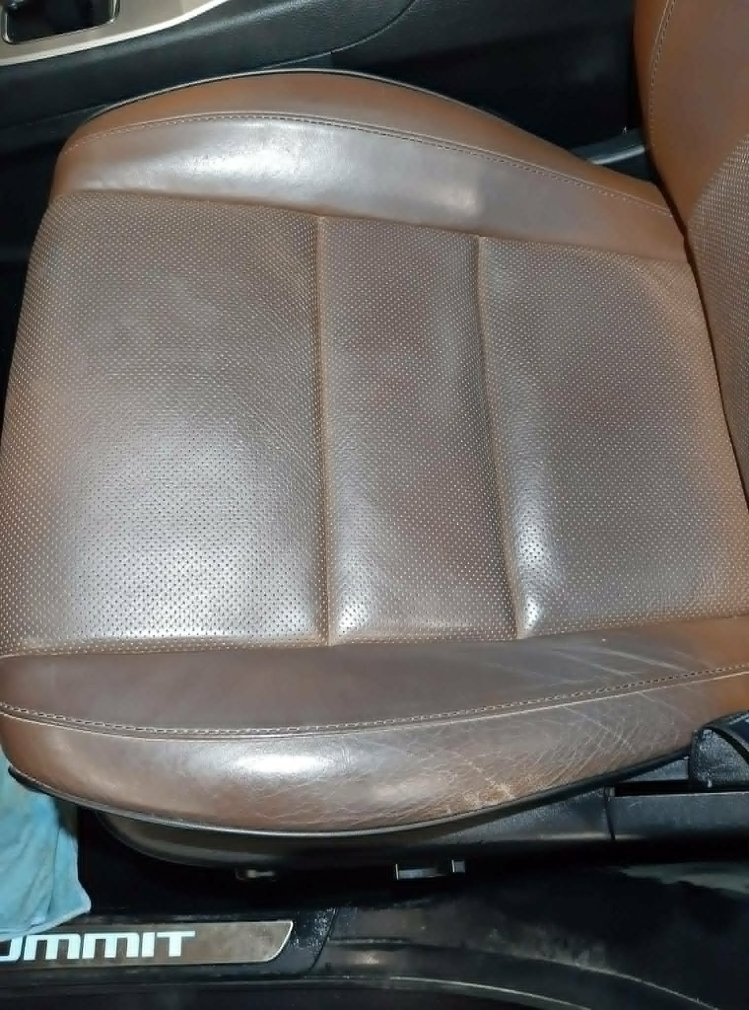 Aufbereiteter Fahrzeuginnenraum mit gereinigten Sitzen